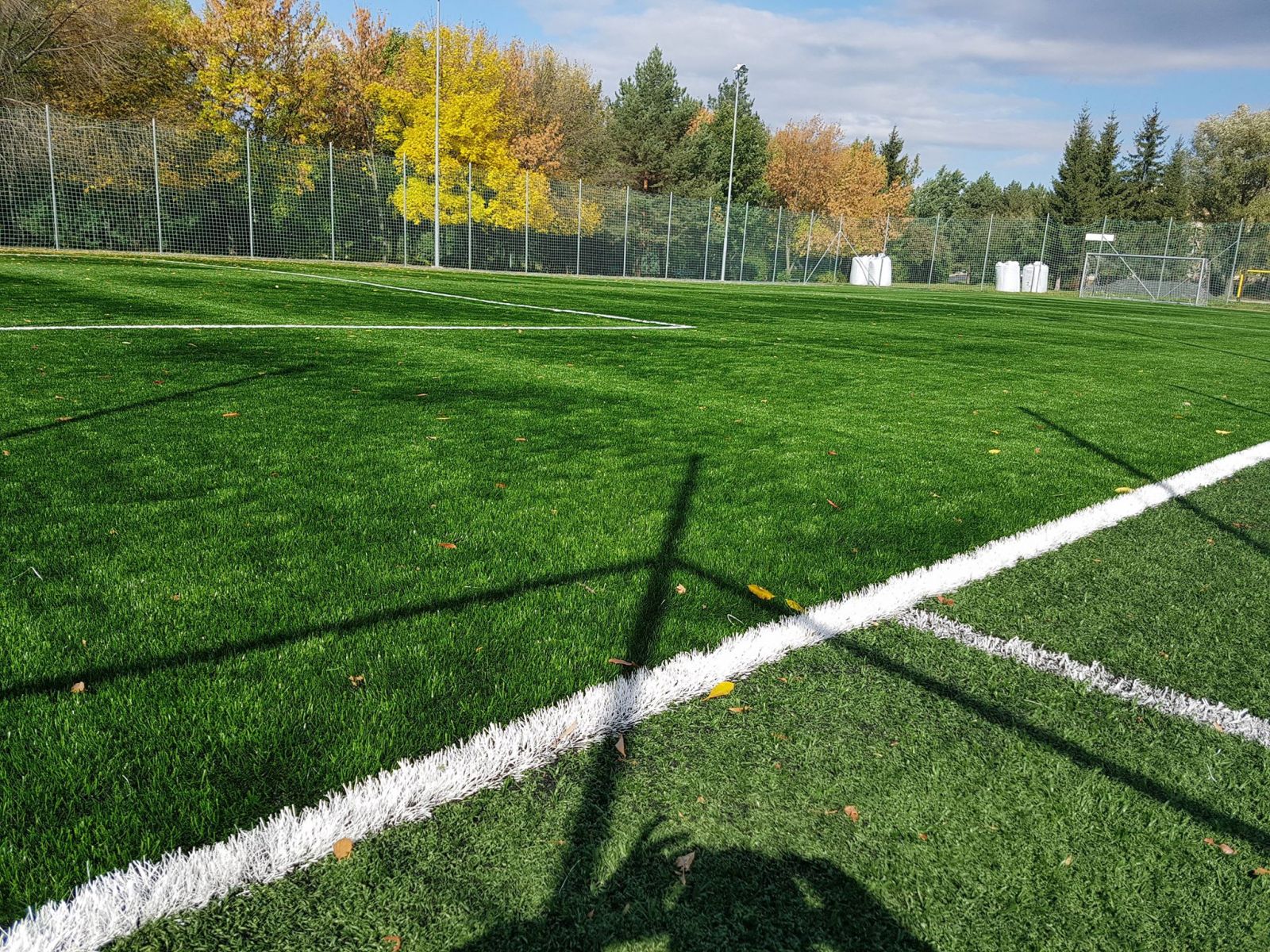 Futbalové ihrisko na Ulici energetikov s novým trávnikom