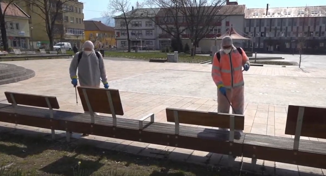 Video: Mesto Prievidza začalo s dezinfekciou verejných priestranstiev - dezinfikuje najmä lavičky