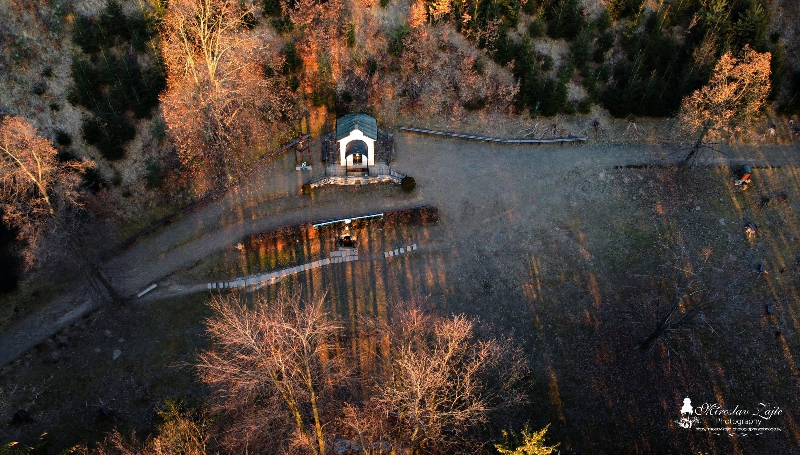 Foto a video: Pútnické miesto - kaplnka Poruba. K pútnickému miestu v Porube sa viaže legenda.