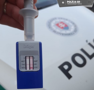 BEZ VODIČÁKU A ZDROGOVANÝ: Vodiča, ktorý jazdil bez vodičského oprávnenia a pod vplyvom drog, odhalili policajti v Čereňanoch v okrese Prievidza
