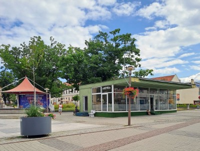 Kaviareň Greenbox na námestí v Prievidzi zdemontujú, namiesto nej tam pribudne zeleň