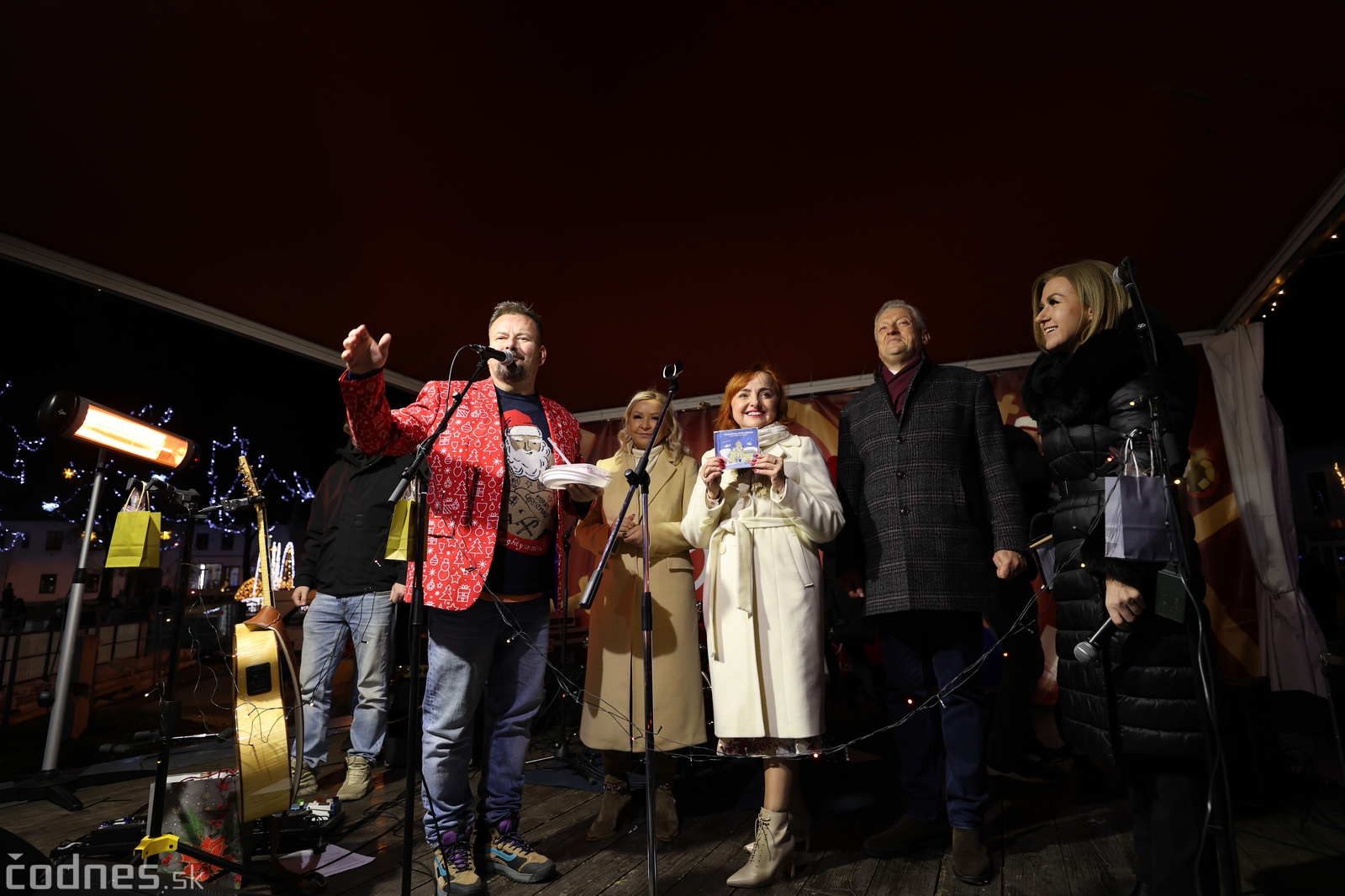 Foto: V Prievidzi dnes pokrstili novú vianočnú pesničku "Vianočnou Prievidzou" prievidzským šalátom