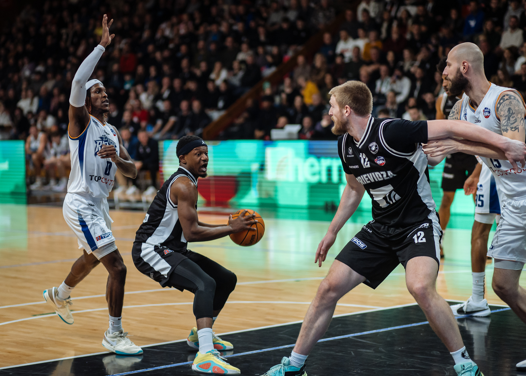 Foto: Prievidzskí basketbalisti zakončili rok 2024 víťazne, keď si na domácej palubovke jasne poradili so Spišskými Rytiermi, ktorých zdolali 94:61